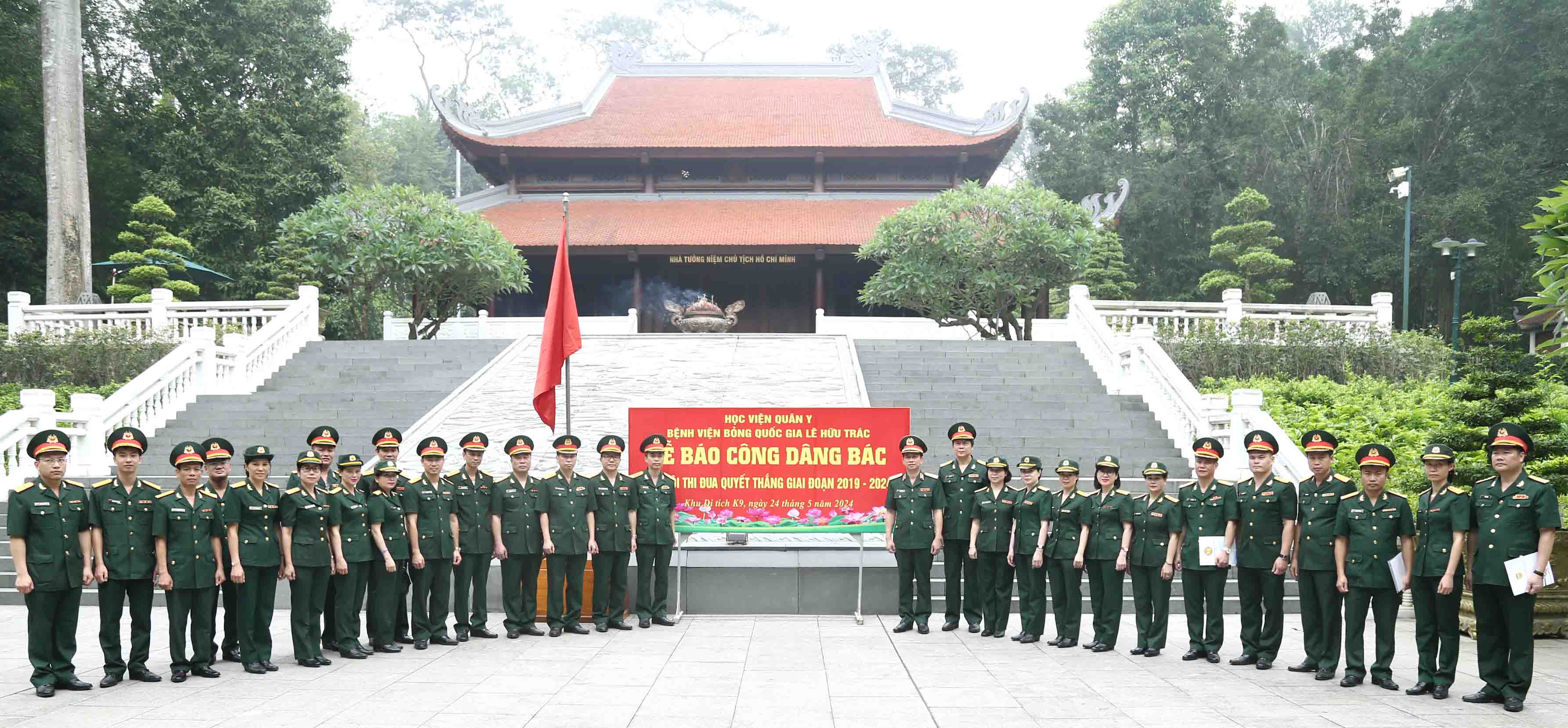 Đoàn đại biểu Bệnh viện Bỏng quốc gia Lê Hữu Trác báo công dâng Bác